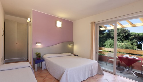 Habitación triple, cocina básica