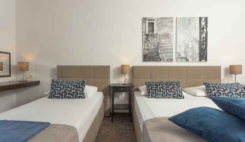 Habitación superior, balcón, vistas parciales al mar