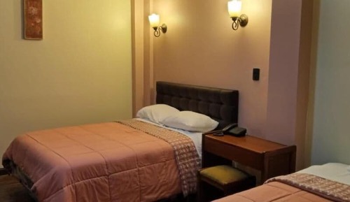 Habitación económica con 2 camas individuales, 1 habitación, baño compartido, vistas a la ciudad