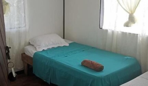 Habitación básica con 2 camas individuales