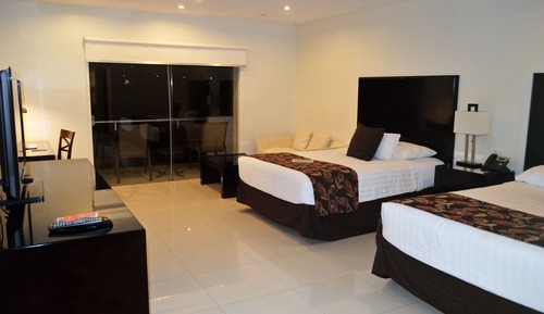 Suite ejecutiva, 2 camas de matrimonio, vistas a la piscina