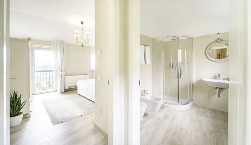 Suite estándar, 1 cama de matrimonio, baño privado, en una planta alta