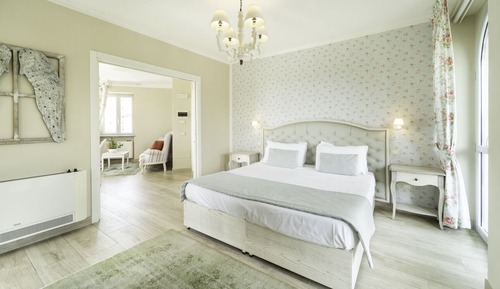 Suite, 1 cama de matrimonio grande, bañera de hidromasaje, vistas a la colina