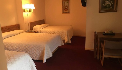 Habitación, varias camas