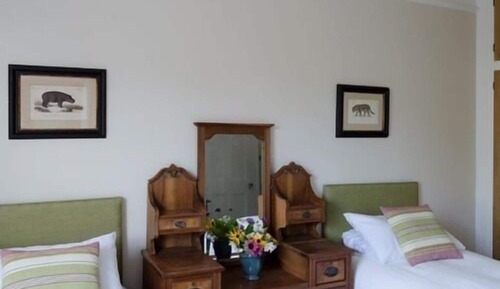 Habitación con 2 camas individuales, baño privado