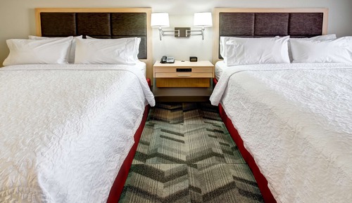 Habitación, 2 camas de matrimonio, accesible para personas con discapacidad (Roll In Shower)