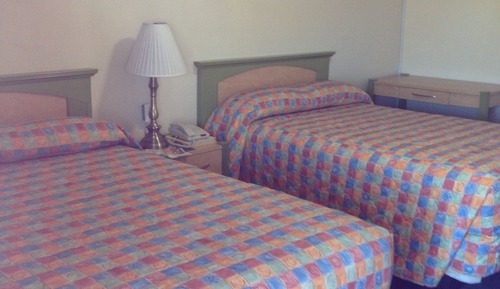 Habitación básica, 2 camas dobles, vistas a la piscina