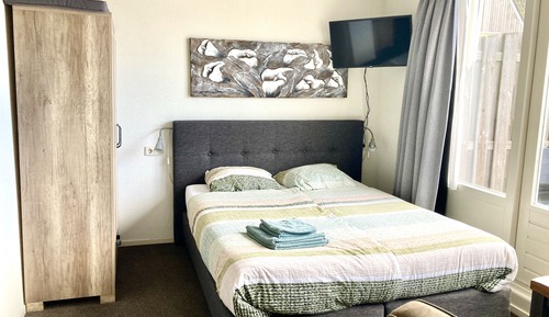 Estudio, balcón (2nd floor)