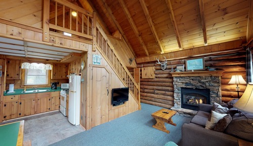 Cabaña clásica, 2 habitaciones, chimenea, vistas al río