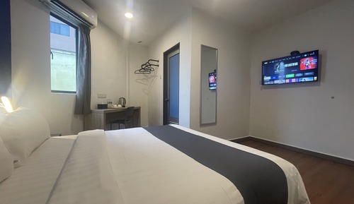 e. Deluxe Queen Room