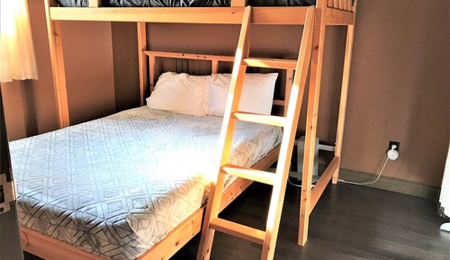 2 Bedroom Cottage w/ fireplace and full kitchen (easy water access)