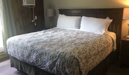 King Jr. Suite , King Bed / queen pullout sofa (easy water access)