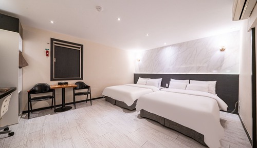 Family Twin Room (Netflix available, Laundry available)