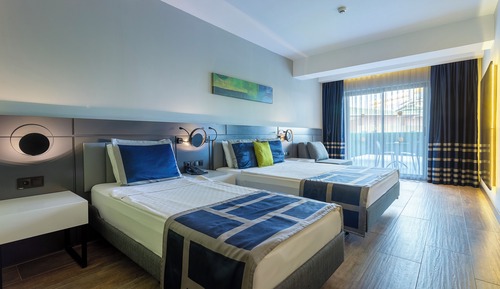 Habitación superior, vistas parciales al mar