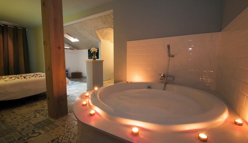 Suite, bañera de hidromasaje, vistas al jardín (El cielo)