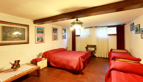 Camera 6 (letto matrimoniale+4singoli) piano terra, bagno privato