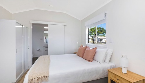 Deluxe Cabin - Sleeps 4 - Dog Friendly