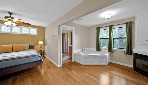 Habitación de lujo, 1 cama de matrimonio grande con sofá cama, bañera de hidromasaje (Woodpecker)