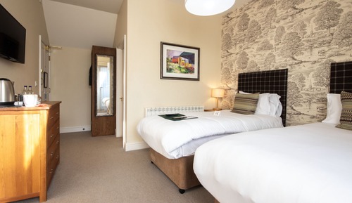 Habitación con 2 camas individuales, baño privado