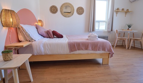 Private room with view and bathroom, queen bed 303