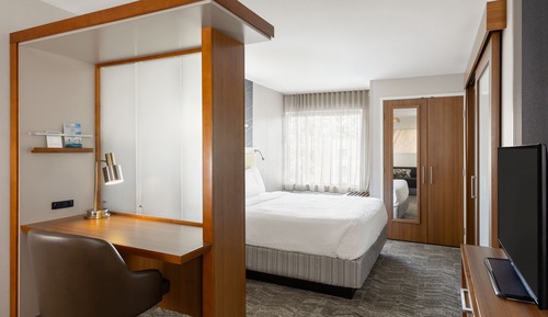 Suite, 1 cama de matrimonio grande con sofá cama (Mobility/Hearing Access, Roll-in Shwr)