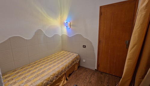 Habitación económica doble, 1 cama de matrimonio, no fumadores, en la zona del patio