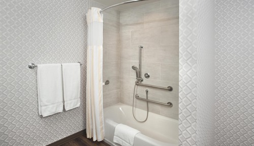 Habitación, 2 camas de matrimonio, accesible para personas con discapacidad (w/ bathtub)