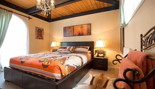 Signature Double Room, 1 Queen Bed, Shared Bathroom