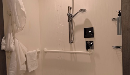 Habitación, 2 camas de matrimonio (Mobility Accessible, Roll-In Shower)