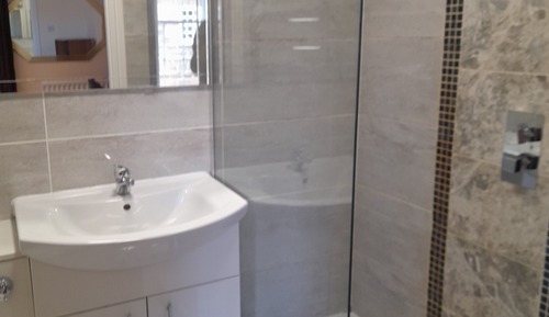 Habitación con 2 camas individuales, baño privado