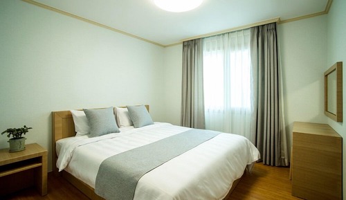 Habitación familiar, cocina básica, vistas parciales al mar