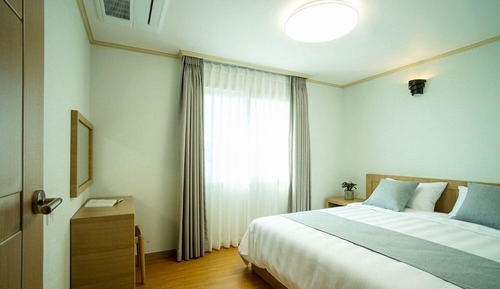 Suite básica, 2 habitaciones, cocina básica, vistas parciales al mar