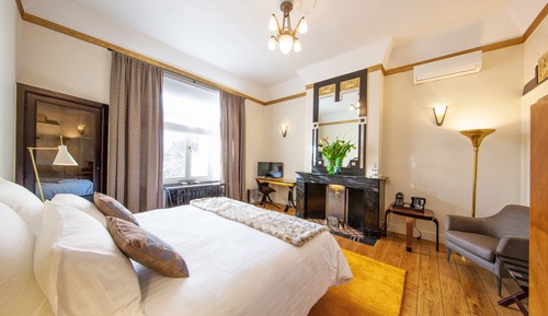 Habitación superior con 1 cama doble o 2 individuales, baño privado (Van Huffel -ART DECO )