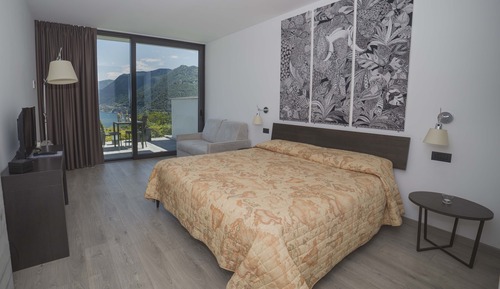 Habitación triple superior, vistas al lago, en la zona del jardín