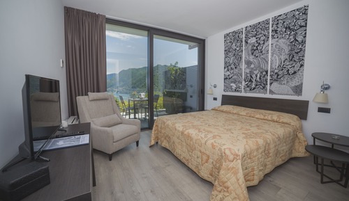 Habitación Deluxe doble, vistas al lago, en la zona del jardín