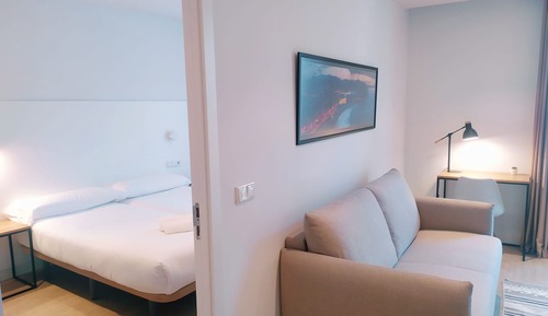 Habitación doble superior con salón y balcón