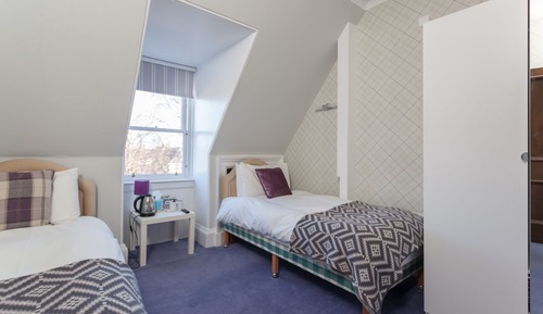 Habitación con 2 camas individuales, baño privado