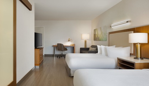 Estudio, varias camas, balcón, vistas al puerto deportivo (Hearing Accessible)