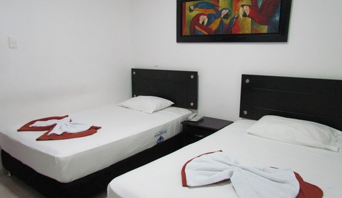 Habitación básica con 2 camas individuales, 1 habitación