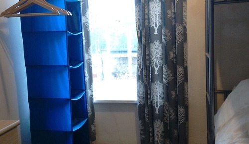 Habitación con 2 camas individuales, baño privado (Bothy Bunks Room )