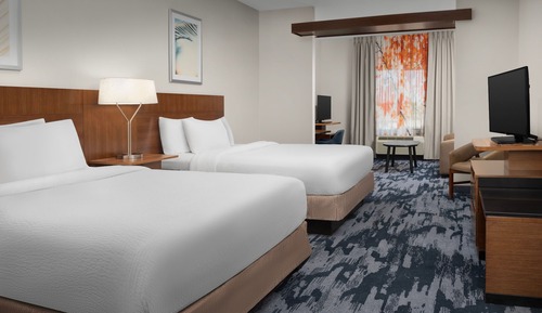 Suite, varias camas, vistas a la piscina (Hearing Accessible)