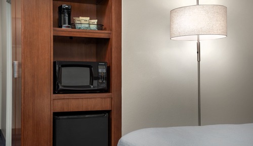 Suite, varias camas, vistas a la piscina (Mobility Accessible, Tub)