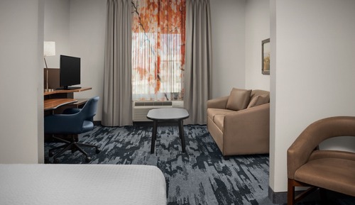 Suite, varias camas, vistas a la piscina