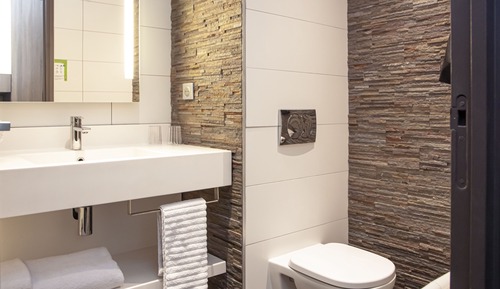 Habitación Confort doble, 1 cama de matrimonio grande, baño privado, vistas al jardín