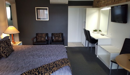 Habitación superior, 2 habitaciones (King and 3 Singles)