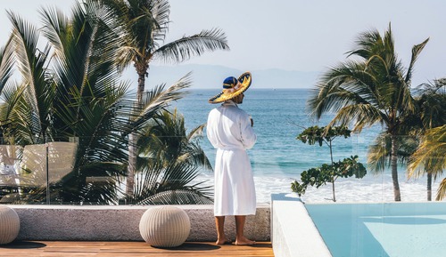 Premier Suite Oceanfront King Plunge Pool and Hot Tub