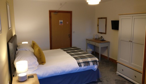 Habitación con 1 cama doble o 2 individuales, baño privado