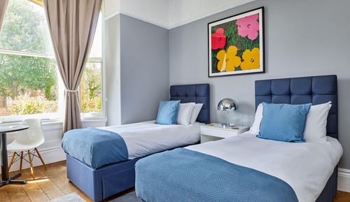 Habitación con 2 camas individuales, baño privado