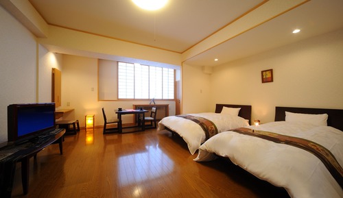 Habitación con 2 camas individuales, baño compartido