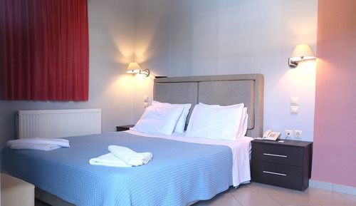 Habitación Confort doble, 1 cama de matrimonio grande, balcón
